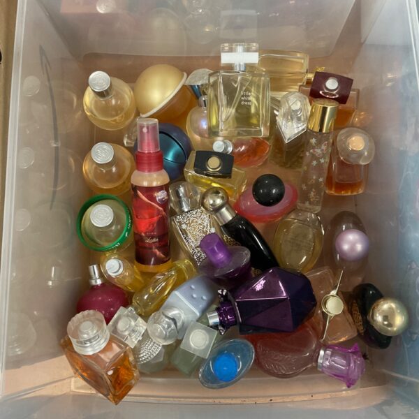 Assorted vintage perfume bottles in a mixed lot.