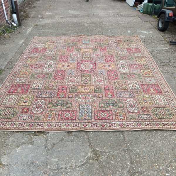 Vintage Persian Sarough garden rug with intricate floral patterns.