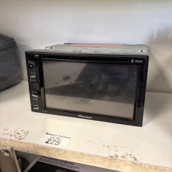 Pioneer AVH-280BT car head unit for in-car entertainment.