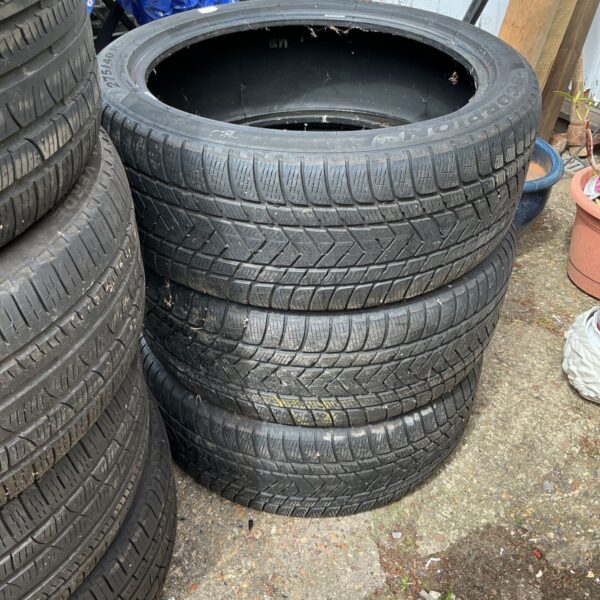 Pirelli car tyres 275/40 R22 stacked, showing tread wear.