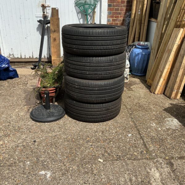 Pirelli car tyres 275/40 R22, a set of four used vehicle tyres.
