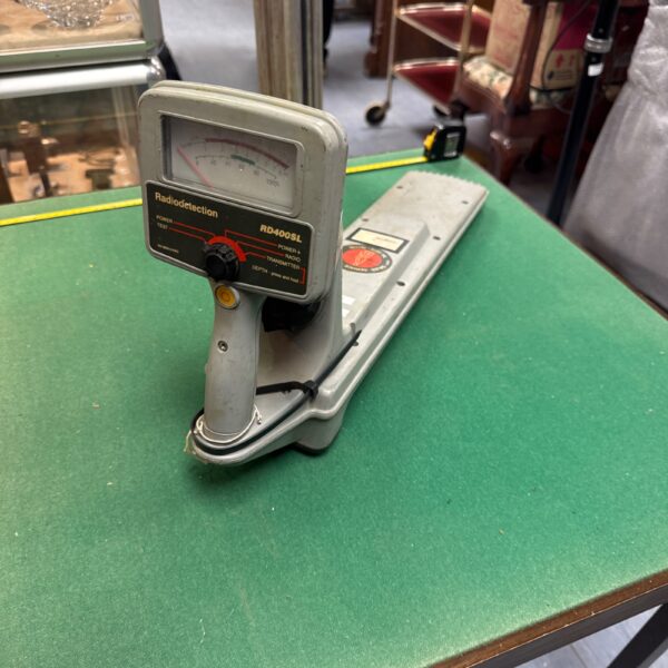 Radiodetection RD400SL cable locator with analogue display.