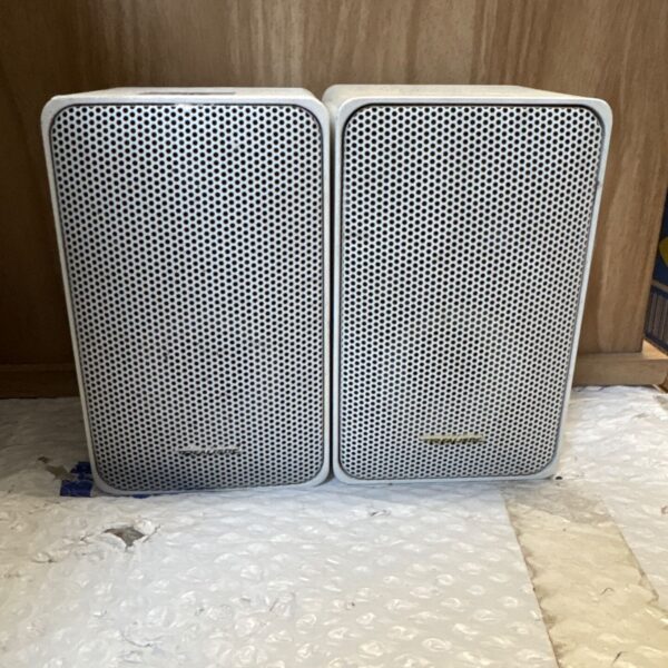 Pair of vintage white Realistic Minimus bookshelf speakers.