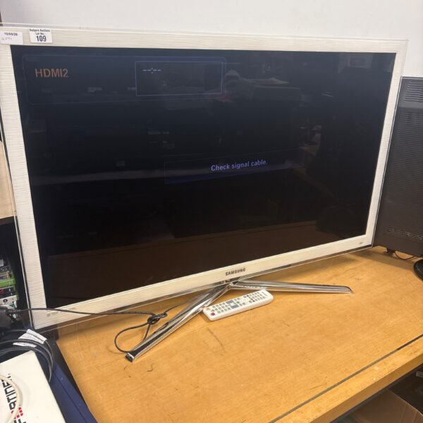 Samsung 46 inch LCD TV UE46C6510UKXXU with remote control.