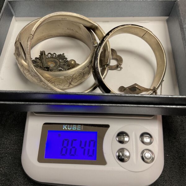 Lot of scrap silver jewellery weighing 86.4g, ideal for repair projects.