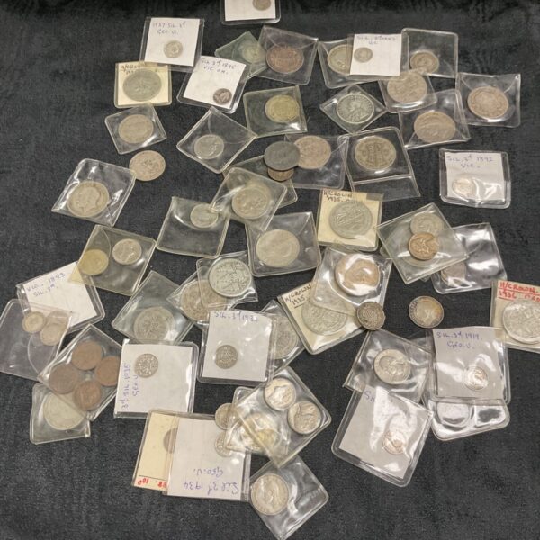 Mixed lot of silver and half-silver British coins for collectors.