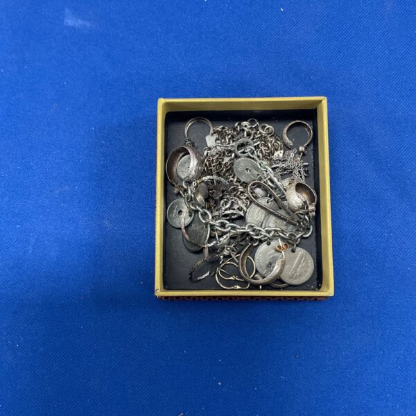 Mixed lot of silver and white metal jewellery on a tray.