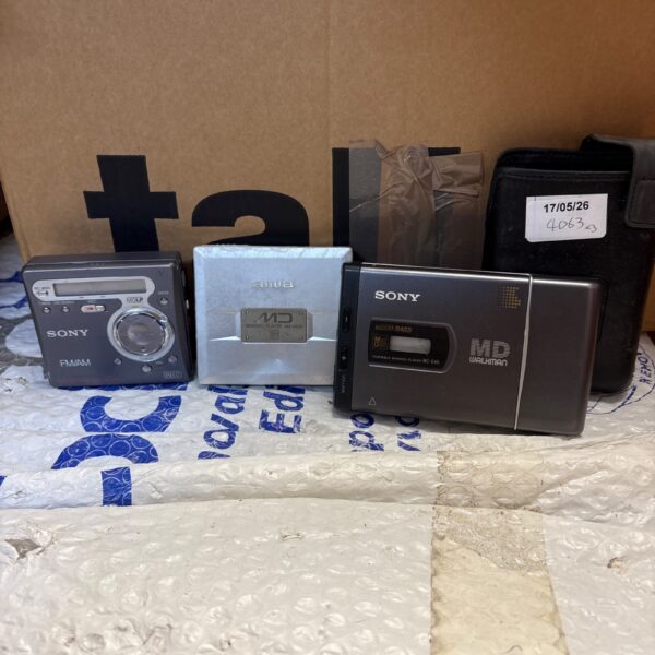 Vintage Sony MZ-E40 and Aiwa AM-HX30 Mini Disc players for collectors.