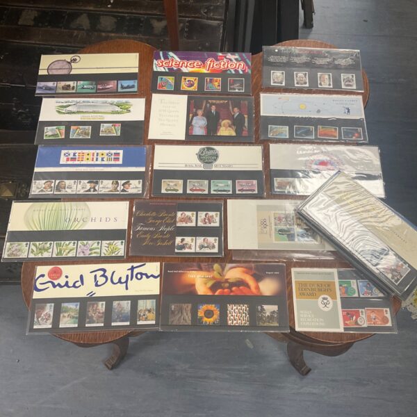 Overview of a large collection of stamp collectors sets.