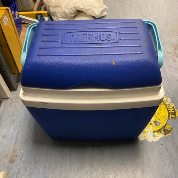 Vintage blue Thermos cool box for picnics and outdoor use.
