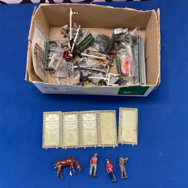 Vintage Triang train signals and figures in a mixed lot.