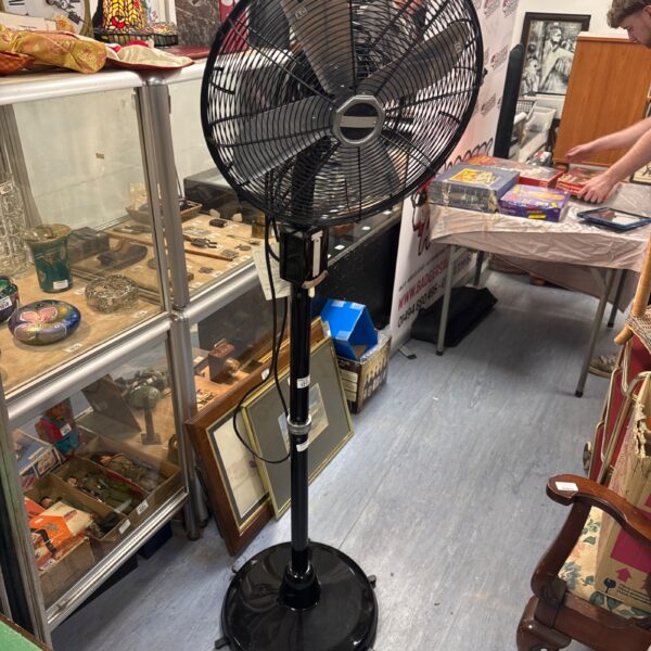 Vintage Cinni metal floor fan in a room setting.