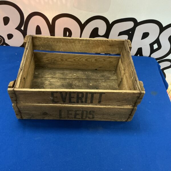 Vintage Everett wooden drinks crate with visible branding.