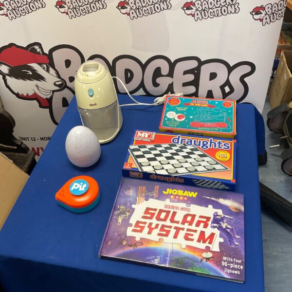 Overview of a vintage games lot including Buzz Wire and draughts.
