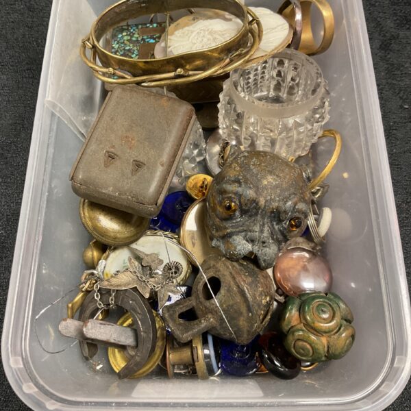 Tray of vintage jewellery and trinkets, including beads and brooches.