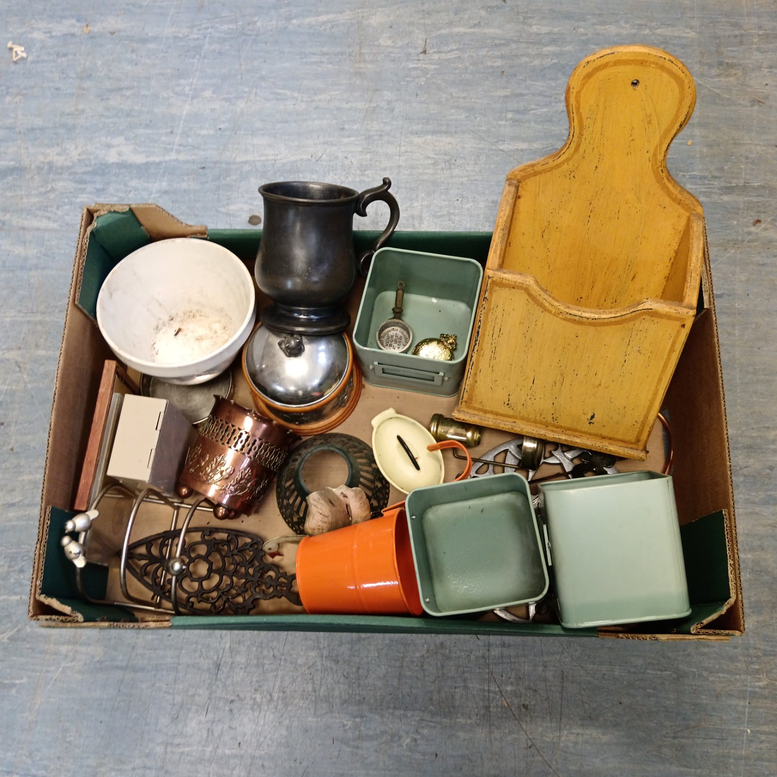 Mixed lot of vintage metalware including a copper pot and pewter tankard.