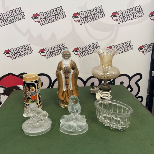 Vintage ornament and lamp lot featuring porcelain figurines and brass lamp.