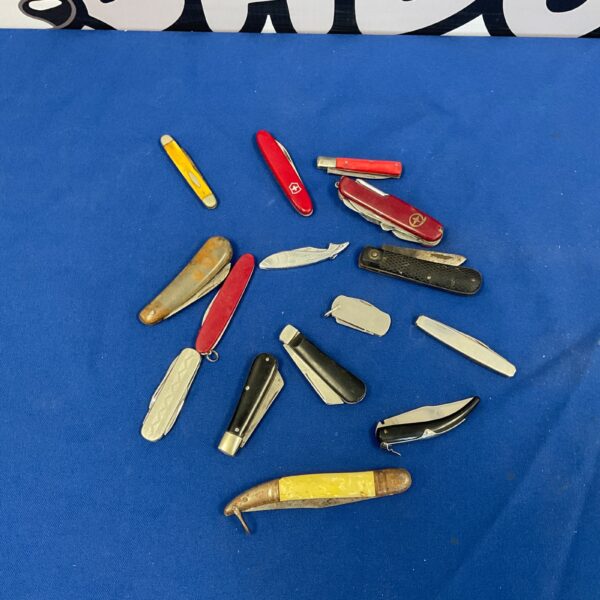 Vintage lot of pen knives, collectible folding knives.