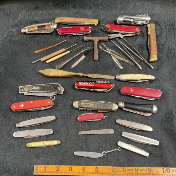 Assorted vintage pocket knives, a collectible lot of folding knives.