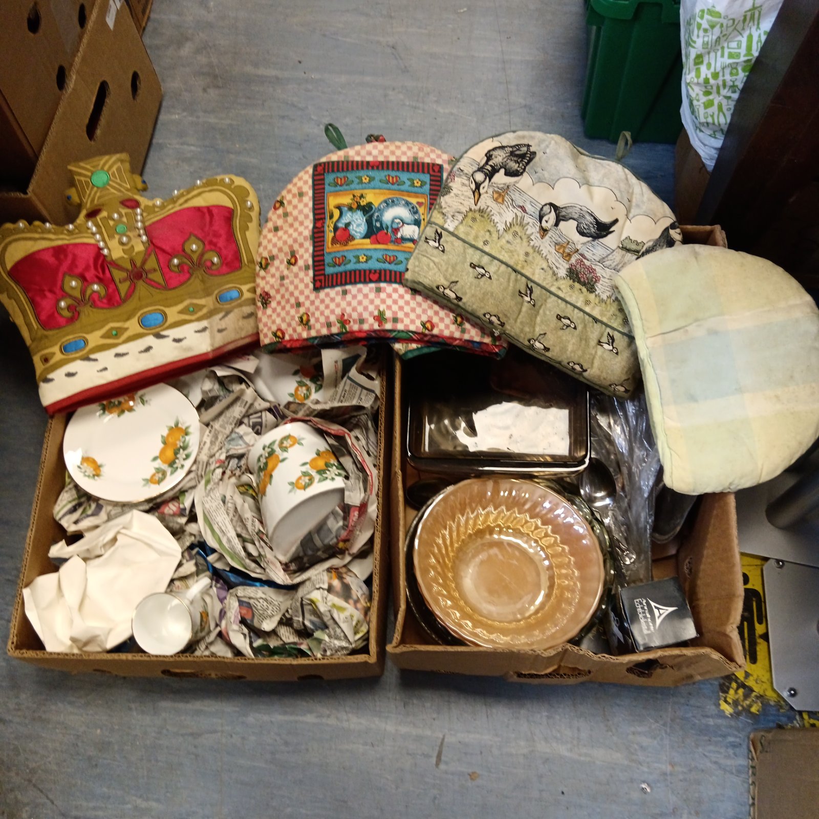 Vintage tea cosies and an Elizabethan tea set in a house clearance lot.