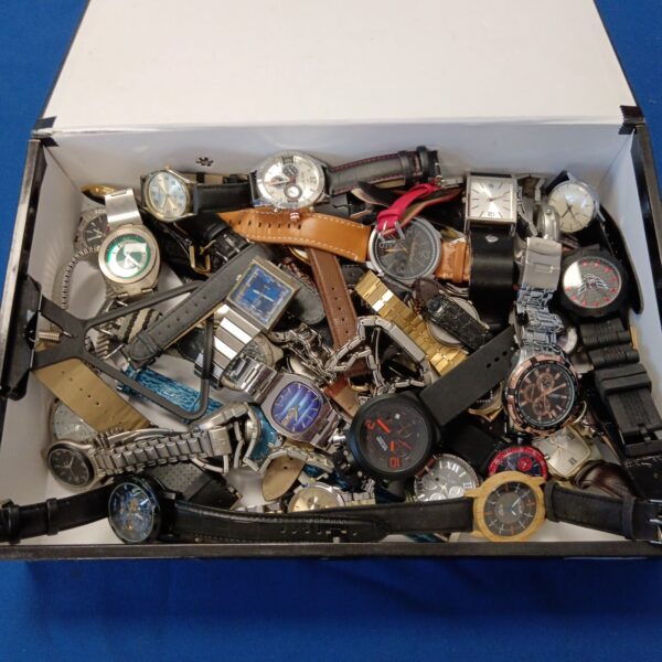 Vintage watch lot with Daniel Hechter and Curren timepieces.