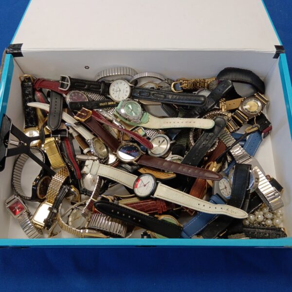 Vintage watch lot featuring Ricardo and acuci timepieces.