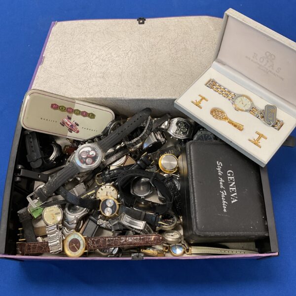 Tray of vintage watches including Citizen and Swissam timepieces.
