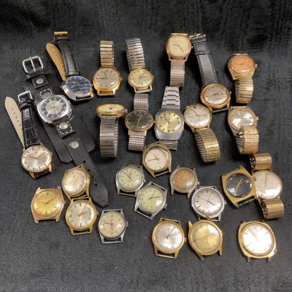 Overview of a large lot of vintage wristwatches for collectors.