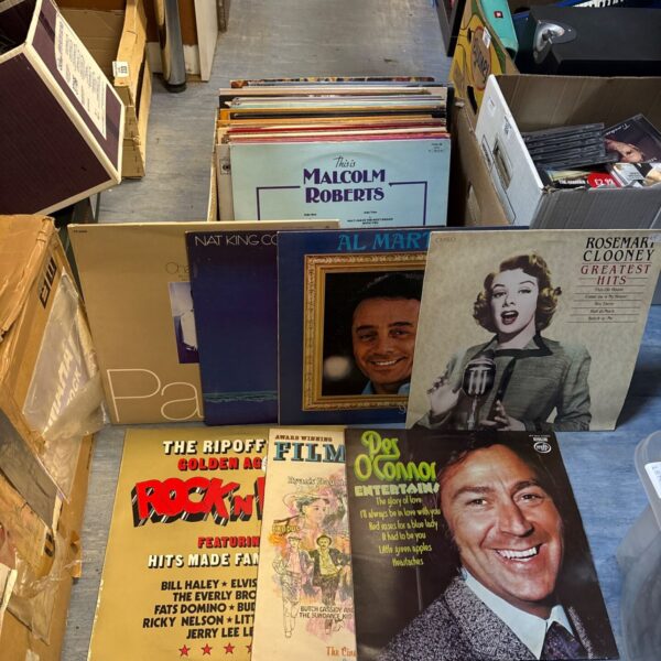 Mixed lot of vintage vinyl records including Perry Como and Rosemary Clooney.