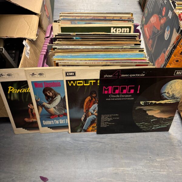 Mixed lot of vintage vinyl records for collectors.
