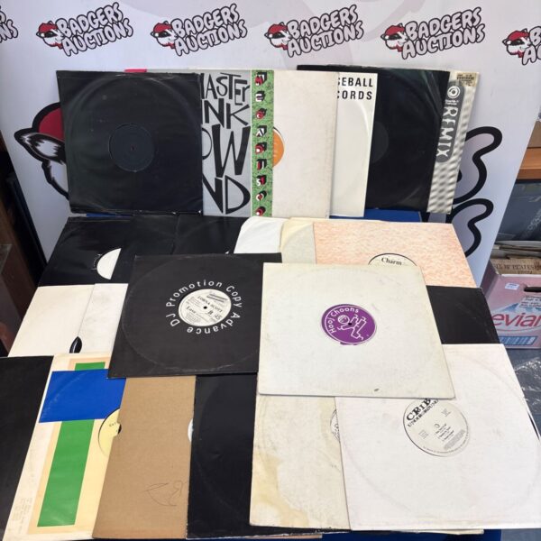 Mixed lot of 12 inch vinyl records including techno and remixes.