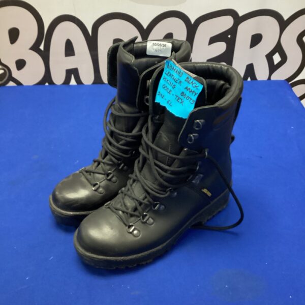 Black women’s hiking boots, size 6, with Gore-Tex lining.