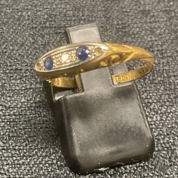18ct gold ring with sapphire and diamond gemstones.