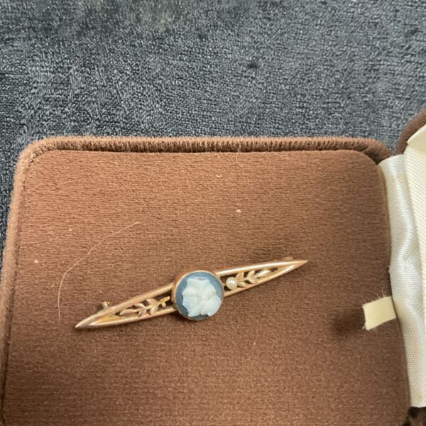 Antique 9ct gold bar brooch with a detailed cameo carving.