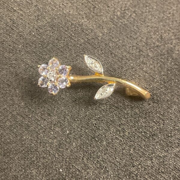 Vintage 9ct gold daisy brooch with white stone petals.