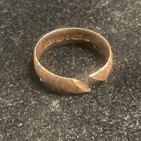 Hallmarked 9ct gold ring scrap band for melting or repair.