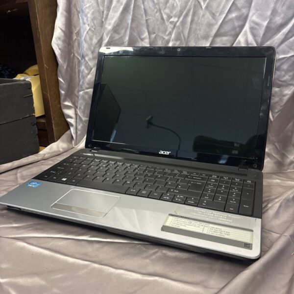 Acer Aspire E1-571 laptop showing keyboard and screen.
