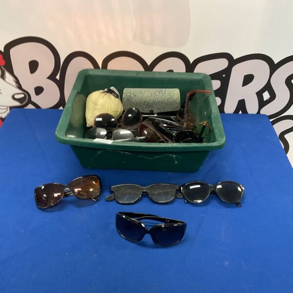 Mixed lot of assorted vintage and fashion sunglasses.