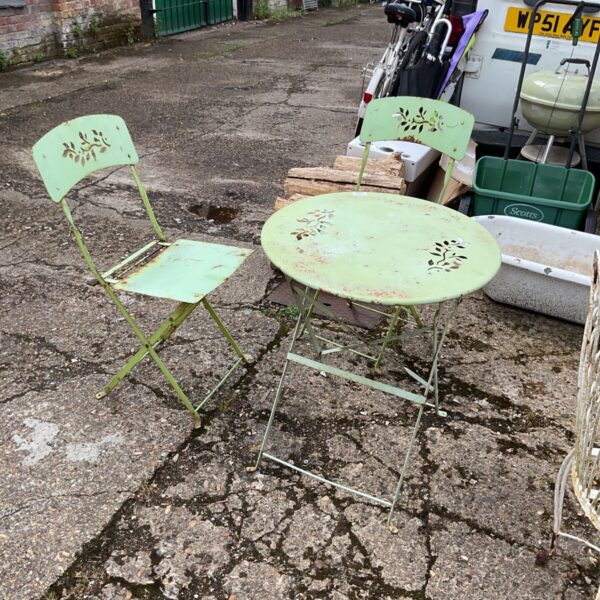 Vintage Beliani Fiori bistro set in a garden setting.