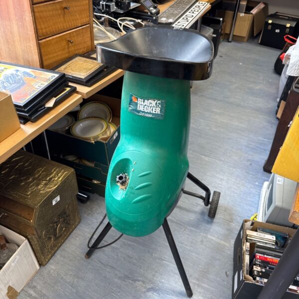 Green Black & Decker GS1800 garden chipper for garden waste.