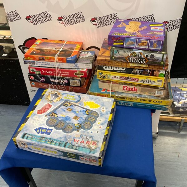Assorted board game bundle with puzzles and classic titles.