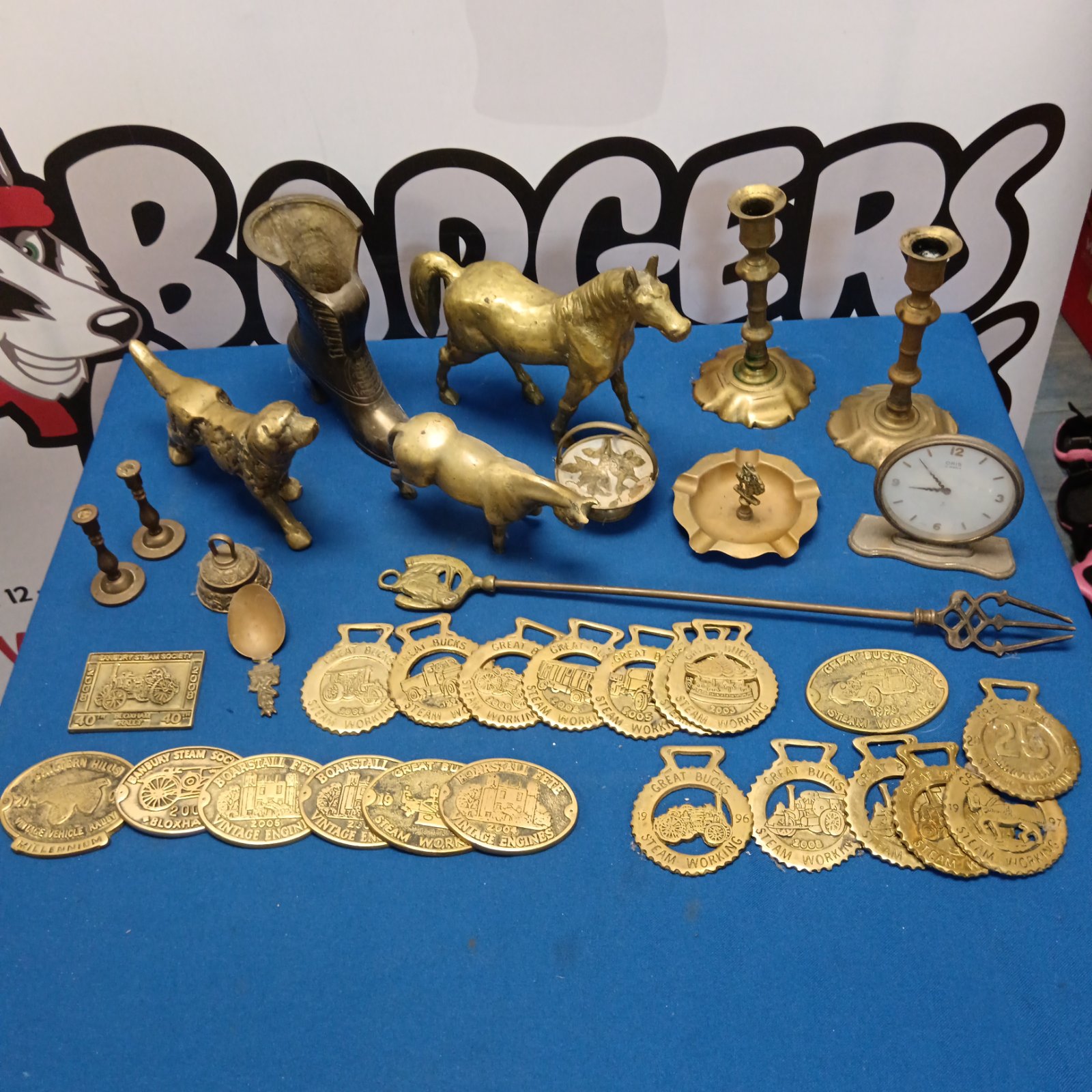 Vintage brass ware collection including horse brasses and rally plaques.