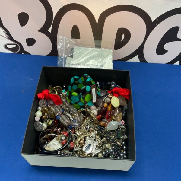 Mixed lot of vintage costume jewellery with necklaces, brooches and earrings.