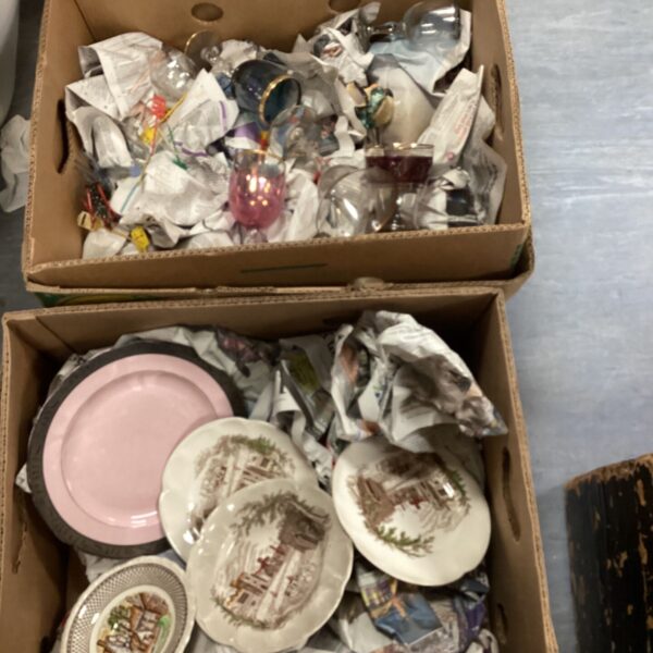 Mixed lot of decorative glass and plates for collectors.