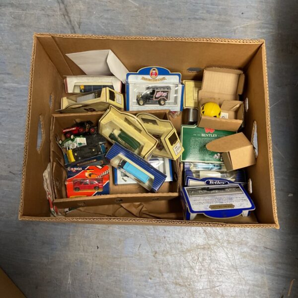 Mixed lot of vintage diecast model cars and trucks.