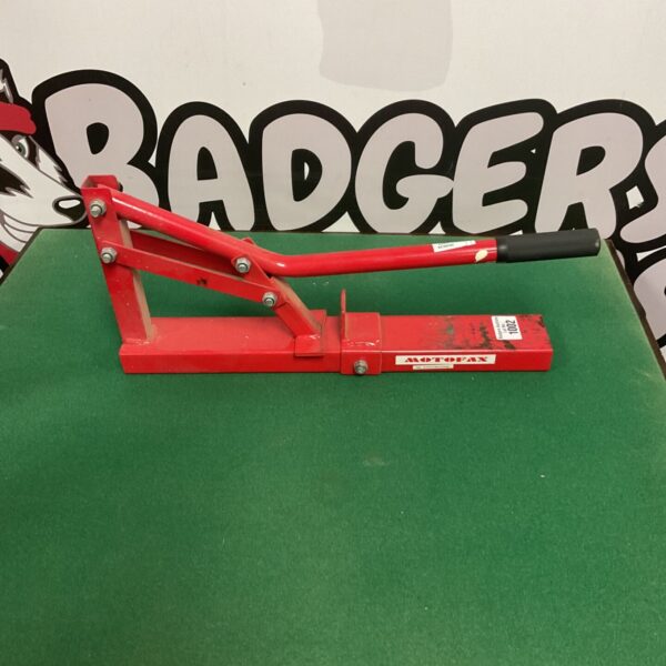 Heavy-duty flooring cutter for laminate and vinyl plank installation.