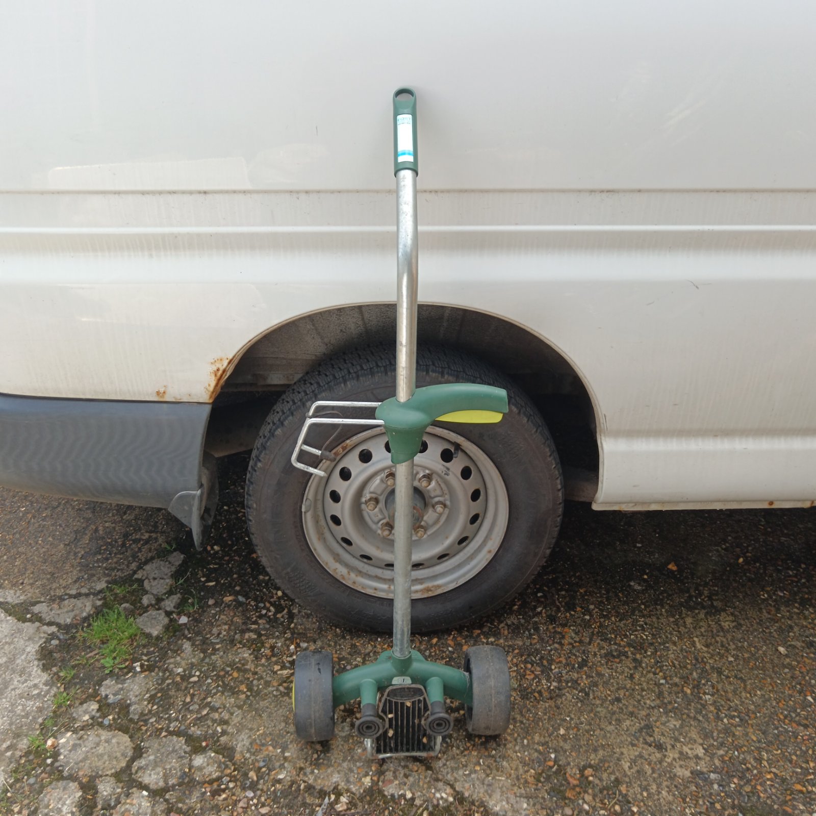 Fort garden pot mover for easily moving heavy plant pots.