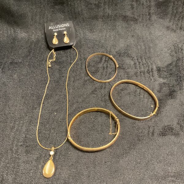 Gold plated necklace, earrings and bracelets jewellery set.