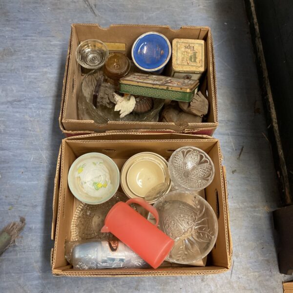 Mixed house clearance lot with glassware and ornaments.
