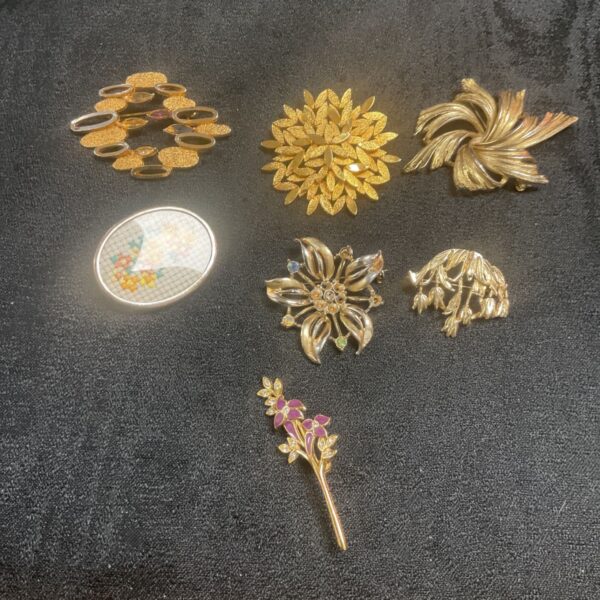 Seven costume jewellery brooches